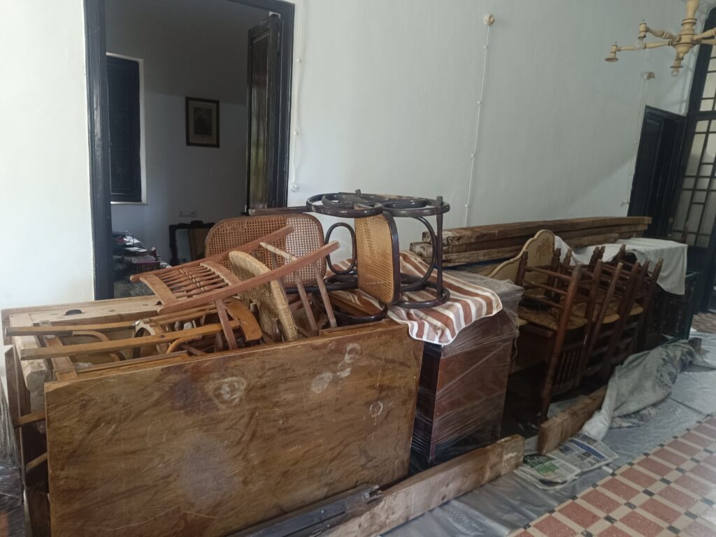 Colocación de muebles para el tratamiento de la carcoma